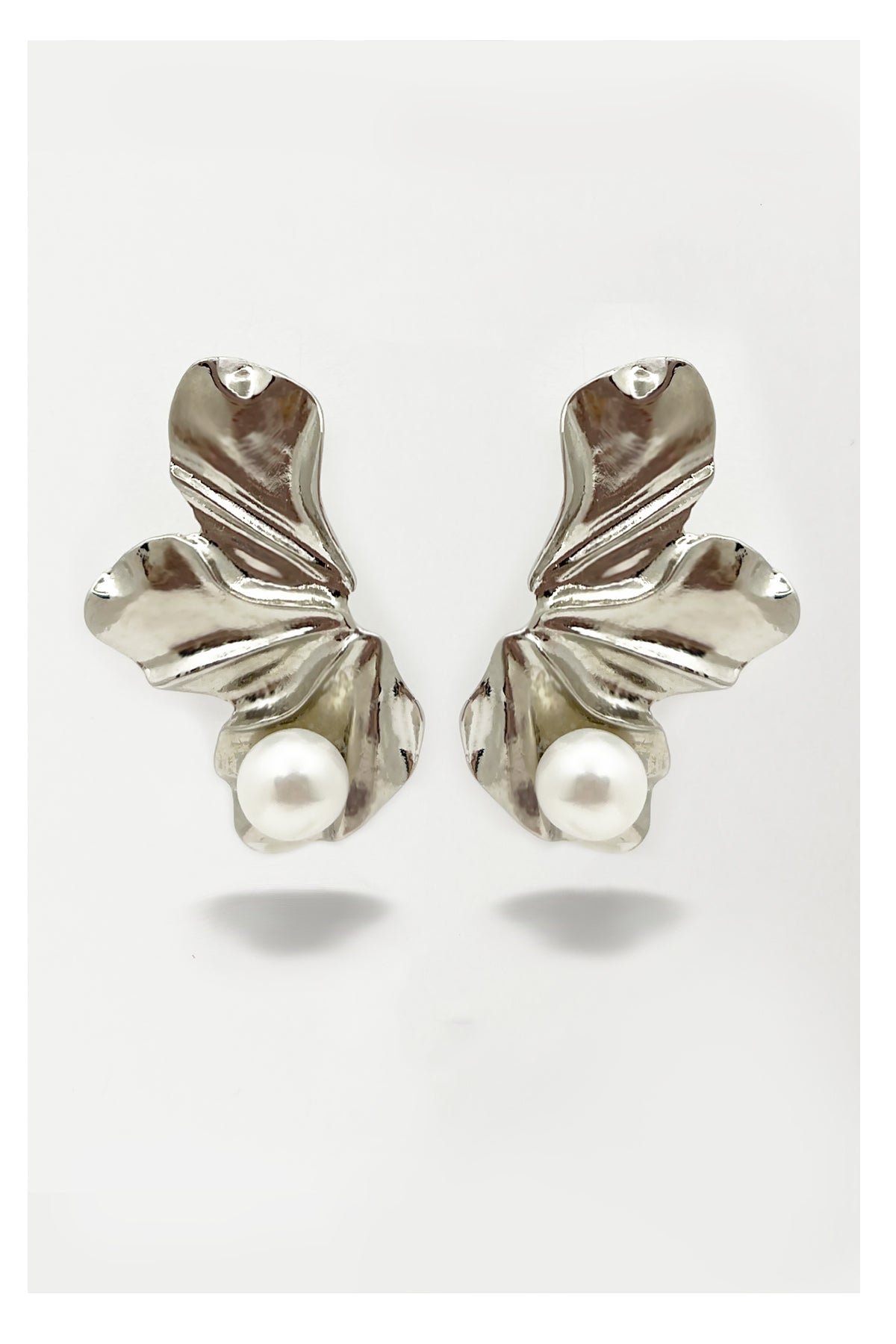 Pearl Pearl!- Oversize Three-Petal Flower Pearl Earrings