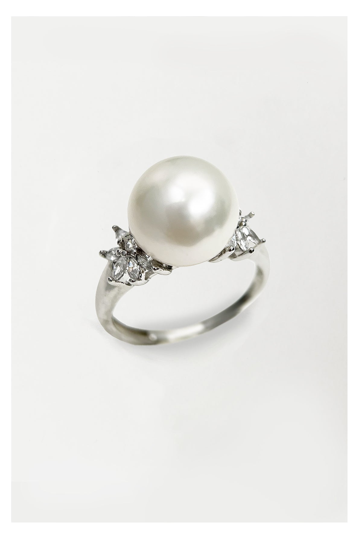 Pearl Pearl! -Handcrafted Silver with 11mm Round Pearl Ring